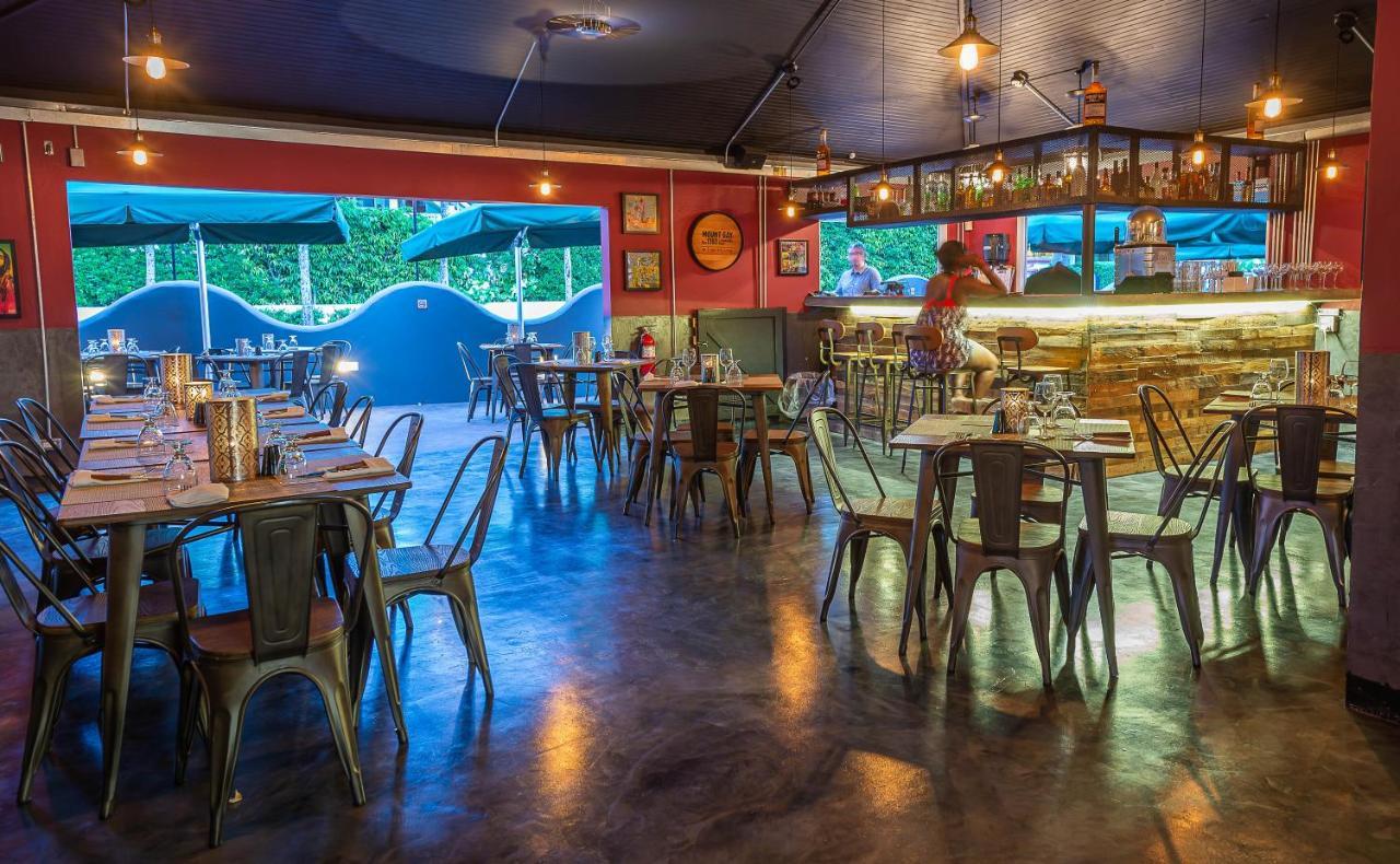Courtyard By Marriott Bridgetown, Barbados Hotel Bagian luar foto