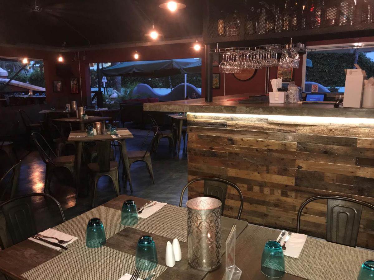 Courtyard By Marriott Bridgetown, Barbados Hotel Bagian luar foto