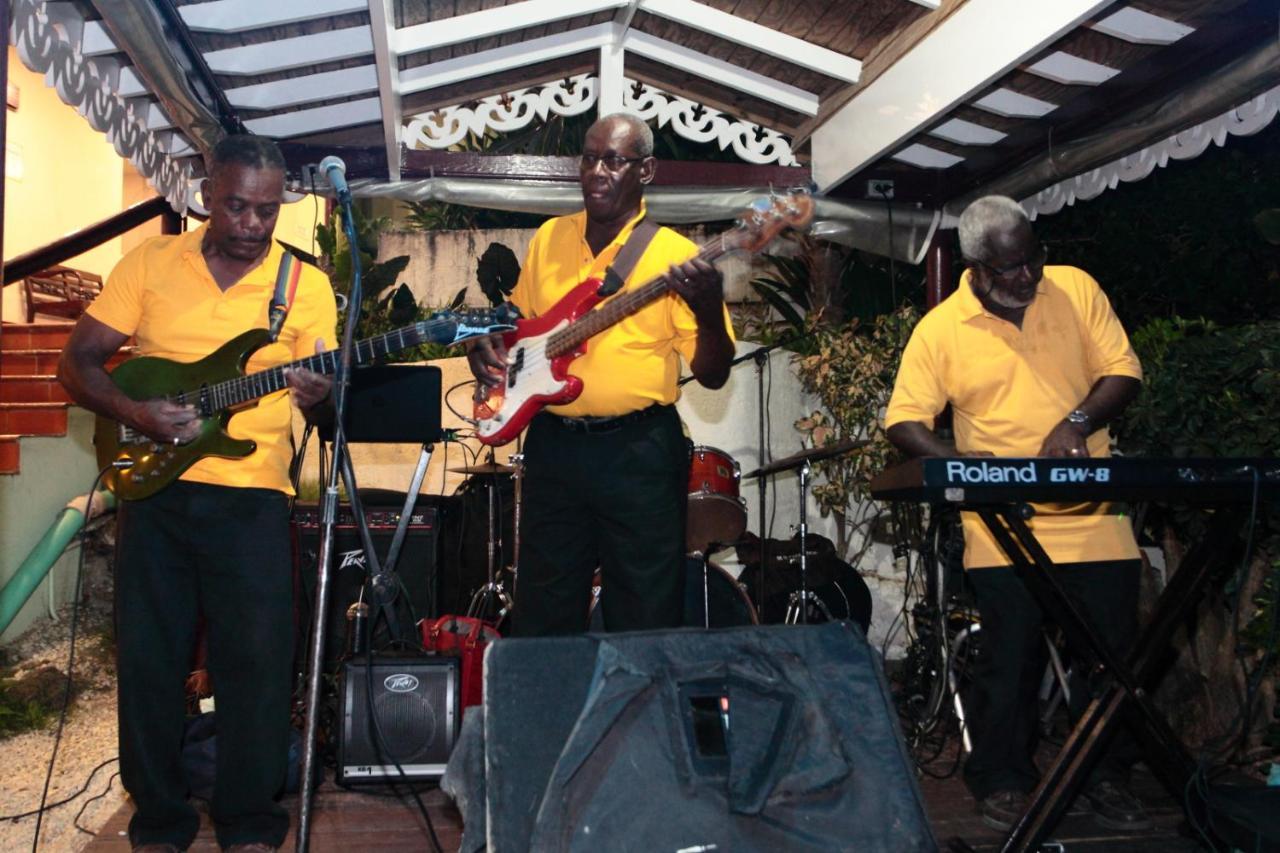 Courtyard By Marriott Bridgetown, Barbados Hotel Bagian luar foto