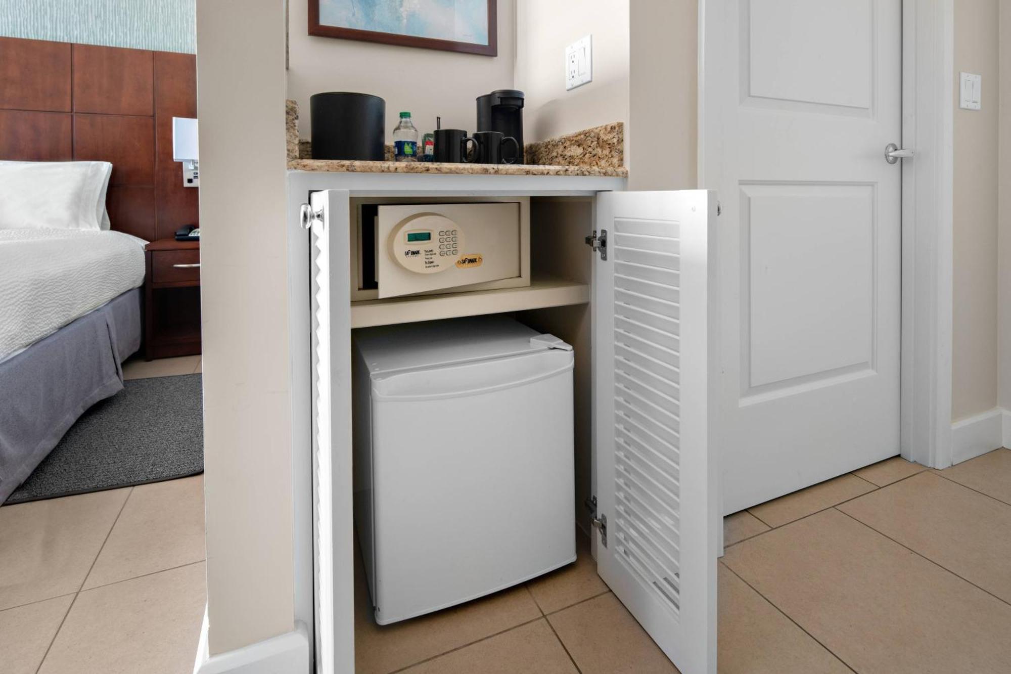 Courtyard By Marriott Bridgetown, Barbados Hotel Bagian luar foto